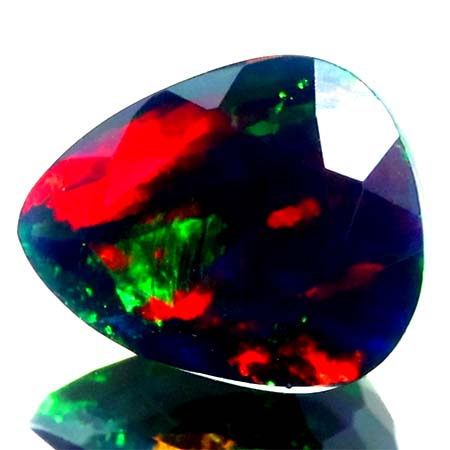 Schwarzer Opal mit 3.57 Ct - facettiert, AAA Qualität