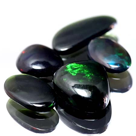5 Schwarze Opale mit 2.80 Ct