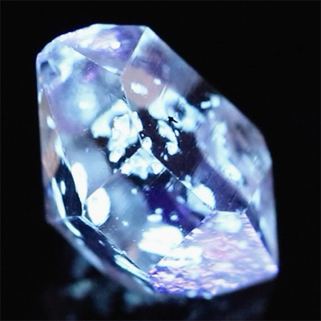 Petroleum Quarz mit 0.96 Ct, fluoreszierend