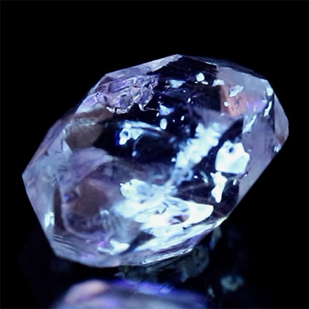 Petroleum Quarz mit 1.22 Ct, fluoreszierend