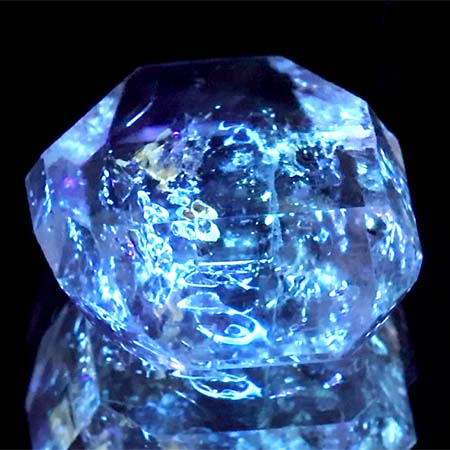 Petroleum Quarz mit 6.14 Ct, fluoreszierend