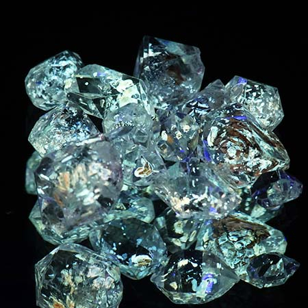 13 Petroleum Quarze mit 5.05 Ct, fluoreszierend