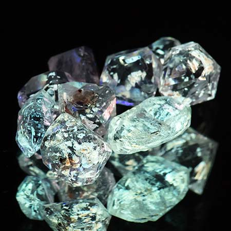 9 Petroleum Quarze mit 5.06 Ct, fluoreszierend