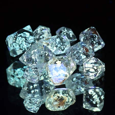 10 Petroleum Quarze mit 5.11 Ct, fluoreszierend