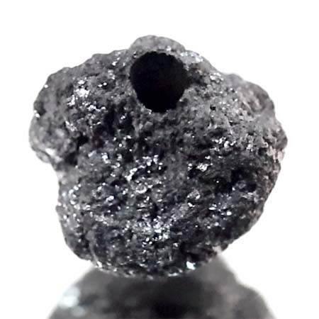 Schwarzer  Rohdiamant 1.74 Ct, gebohrt