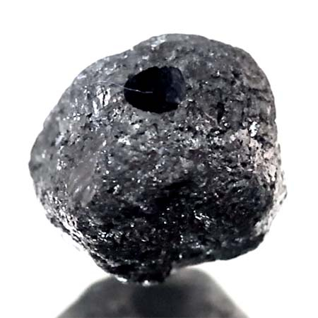 Schwarzer  Rohdiamant 2.42 Ct, gebohrt