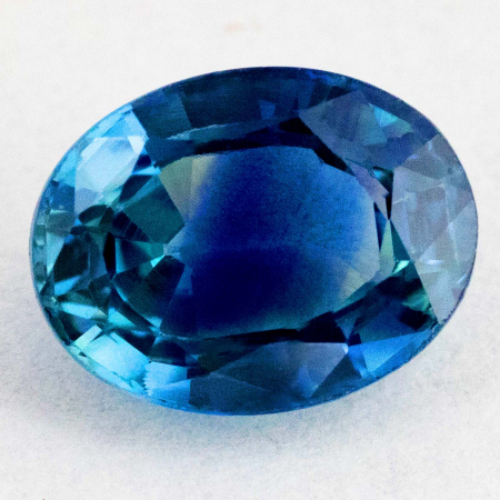 Blauer Saphir mit 1.86 Ct, leicht beschädigt