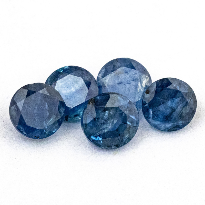 5 blaue Saphire mit 3.3 mm, Gesamtgewicht 0.98 ct
