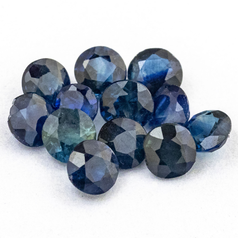 12 blaue Saphire mit 2-2.5 mm, Gesamtgewicht 1.09 ct