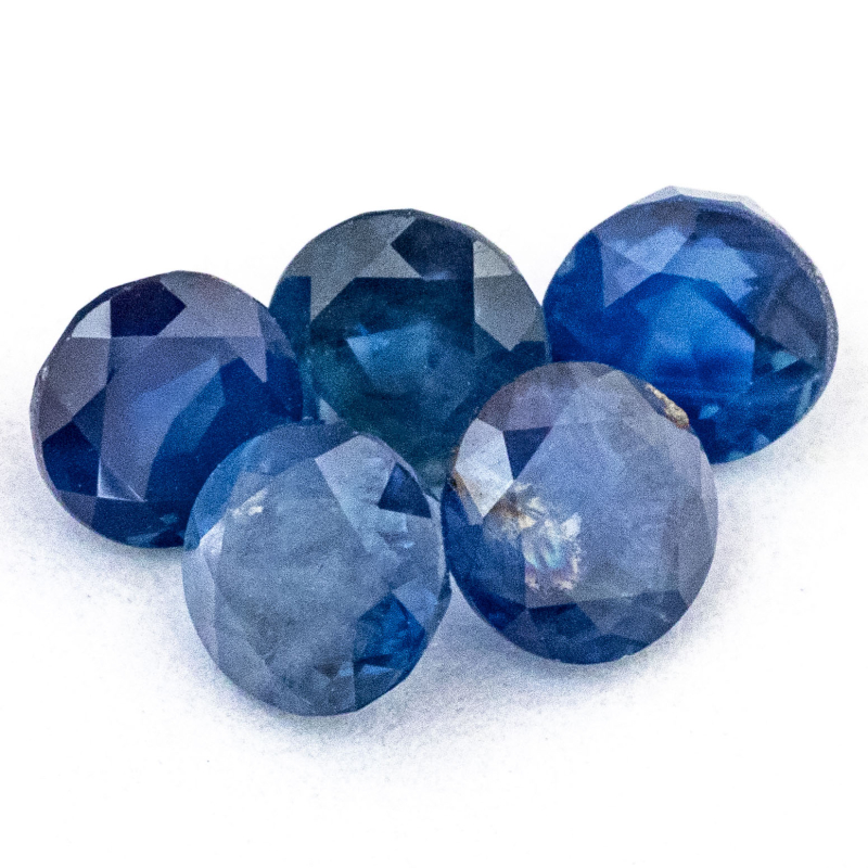 5 blaue Saphire mit 3.3 mm, Gesamtgewicht 1.14 ct