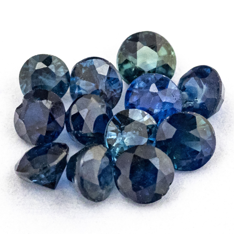 12 blaue Saphire mit 2-2.5 mm, Gesamtgewicht 1.21 ct