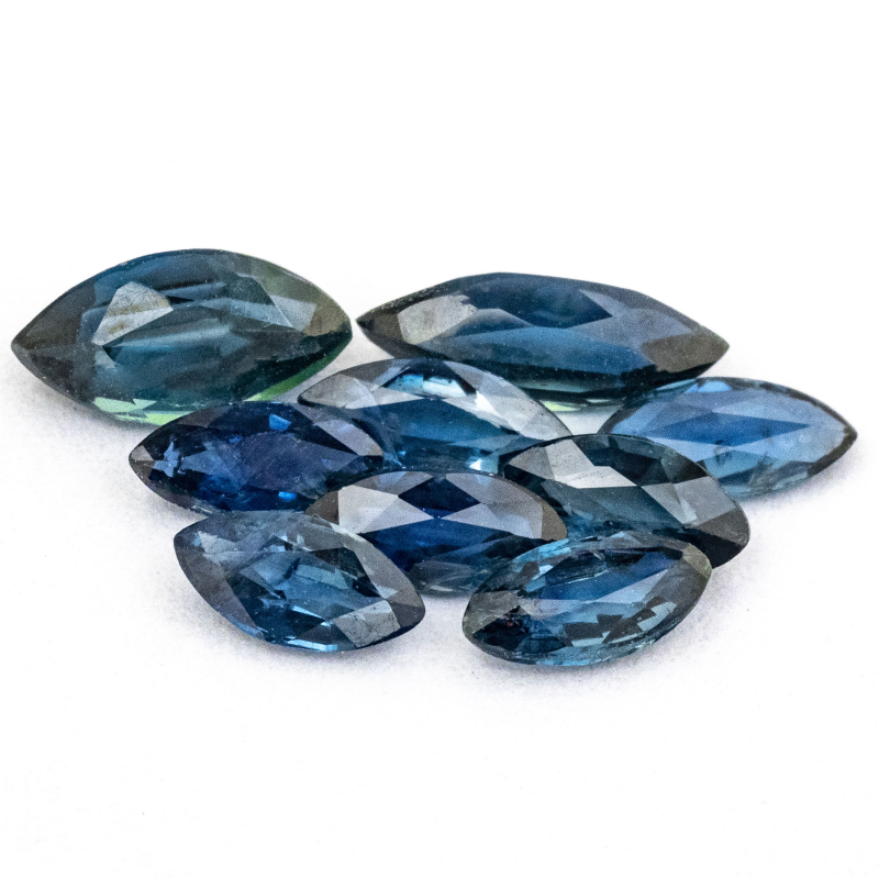 9 blaue Saphire mit 4.5x2.5 - 6x3 mm, Gesamtgewicht 1.63 ct