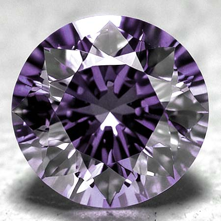 Burma Spinell mit 0.56 Ct Brillantschliff, unbehandelt