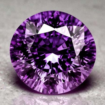 Burma Spinell mit 0.47 Ct Brillantschliff, unbehandelt