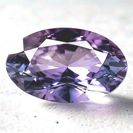 Pinkvioletter Tansanit mit 0.88 Ct