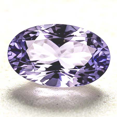 Pinkvioletter Tansanit mit 0.93 Ct