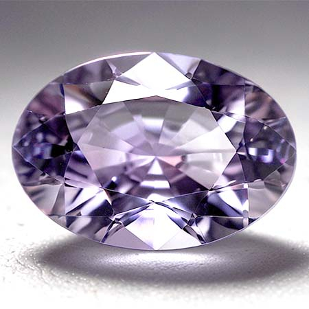 Pinkvioletter Tansanit mit 1.06 Ct