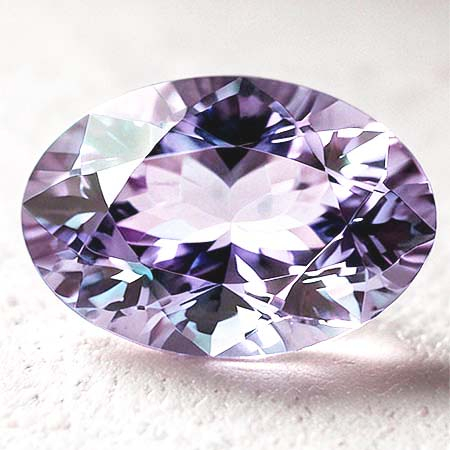 Pinkvioletter Tansanit mit 1.03 Ct