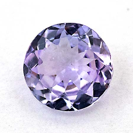 Pinkvioletter Tansanit mit 0.74 Ct