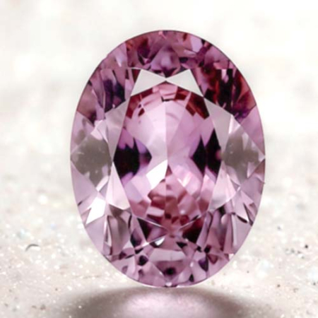 Pinkvioletter Tansanit mit 0.68 Ct