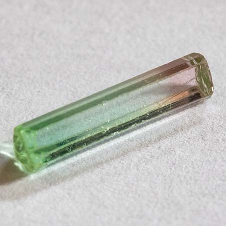 Bicolor Turmalin Kristall mit 1.85 Ct, schleifwürdige Qualität
