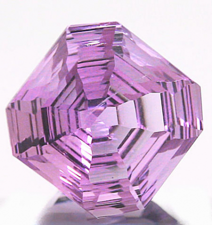 Amethyst mit 6.84 Ct im Spider-Schliff