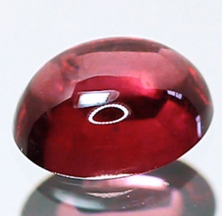 Rhodolit im Cabochonschliff 7x5 mm