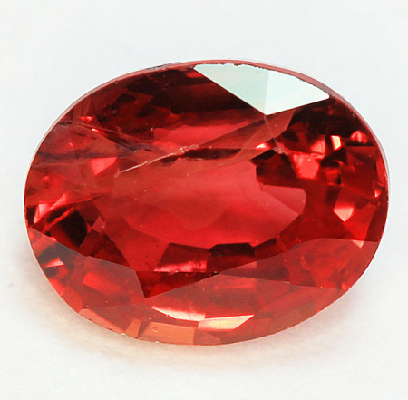 Roter Saphir mit 0.45 Ct