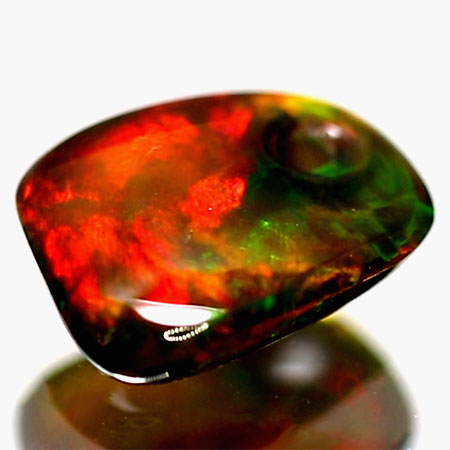 Schwarzer Opal mit 0.73 Ct, AAA Qualität, gebohrt