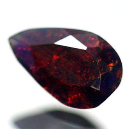 Schwarzer Opal mit 0.75 Ct - facettiert