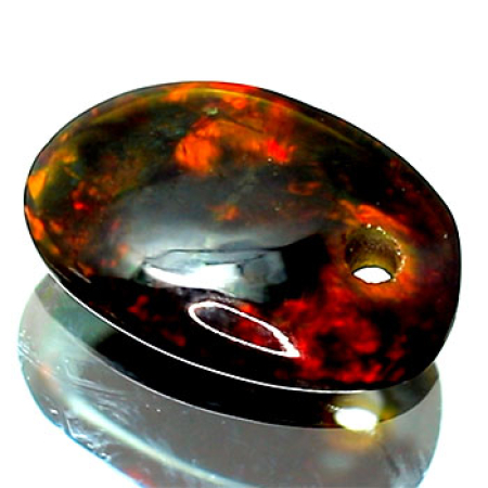 Schwarzer Opal mit 0.94 Ct, gebohrt