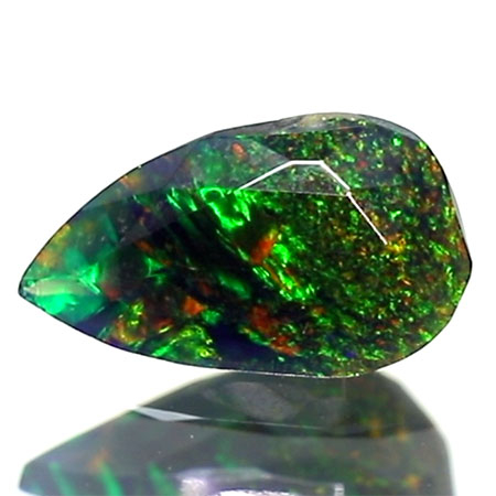 Schwarzer Opal mit 1.04 Ct - facettiert