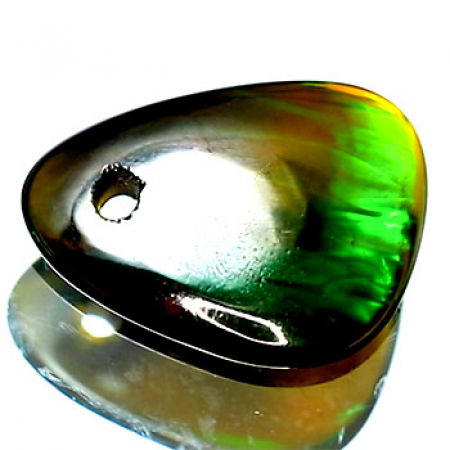Schwarzer Opal mit 1.12 Ct, gebohrt