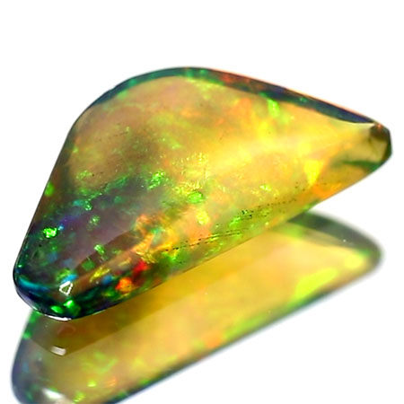 Schwarzer Opal mit 1.37 Ct, AAA Grade
