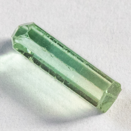 Bicolor Turmalin Kristall mit 1.60 Ct, schleifwürdige Qualität