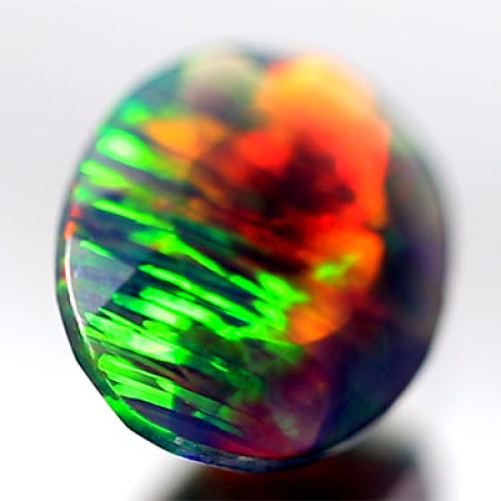 Schwarzer Opal mit 2.35 Ct - facettiert, AAA Qualität