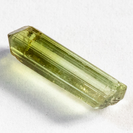 Bicolor Turmalin Kristall mit 2.46 Ct, schleifwürdige Qualität