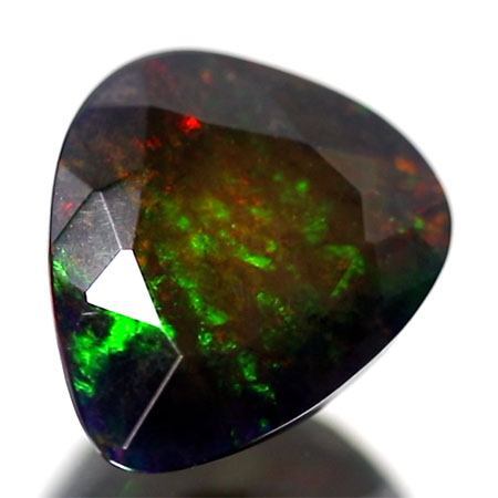 Schwarzer Opal mit 2.64 Ct - facettiert