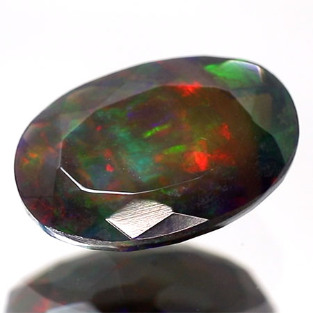 Schwarzer Opal mit 2.99 Ct - facettiert