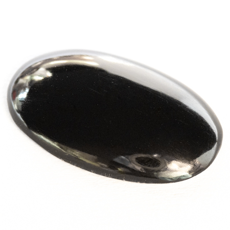 Onyx mit 22 x 14 mm im Cabochonschliff