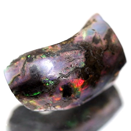 Opalisiertes Holz aus Indonesien mit 3.75 Ct
