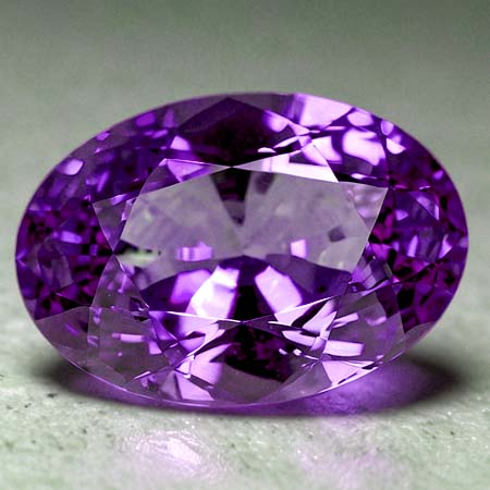 Brasilianischer Amethyst mit 12.36 Ct, AAA Grade