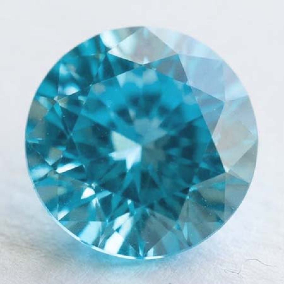 Neonblauer Apatit mit 0.99 Ct