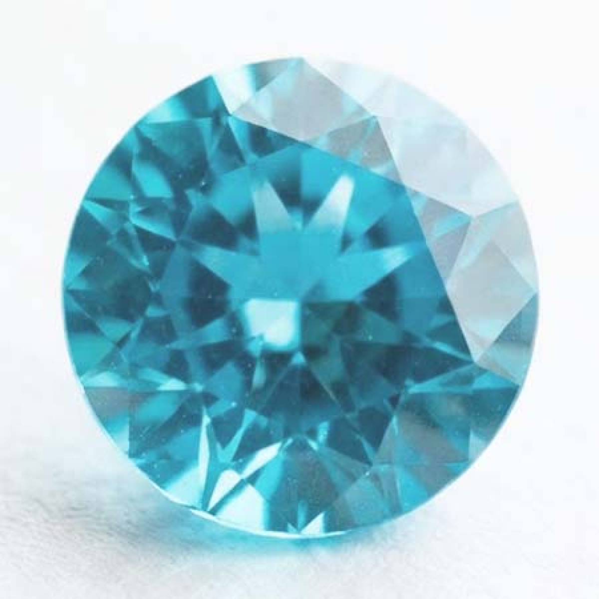 Neonblauer Apatit mit 1.02 Ct
