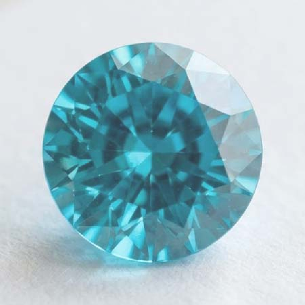 Neonblauer Apatit mit 1.28 Ct