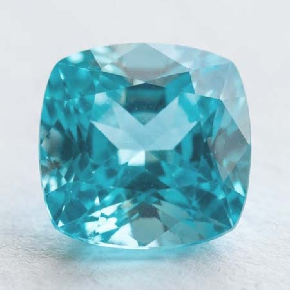 Neonblauer Apatit mit 2.09 Ct