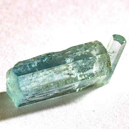 Santa-Maria farbener Aquamarin Kristall mit 7.05 Ct