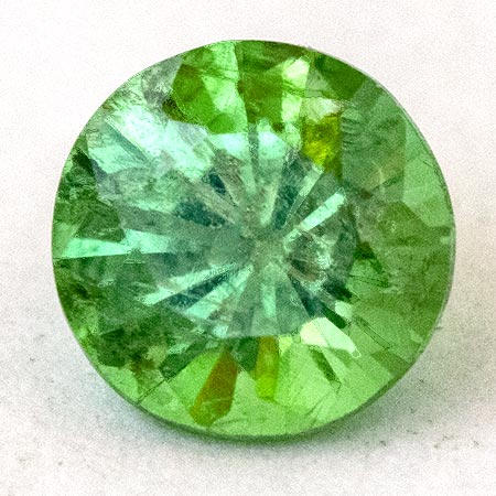 Demantoid im Brillantschliff mit 0.57 Ct, 5 mm