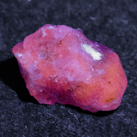 Hackmanit Kristall 4.22 Ct, fluoreszierend