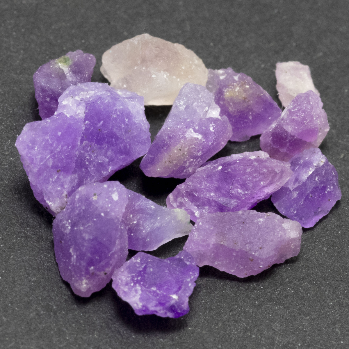 13 Hackmanit Kristalle 4.95 Ct, Premium Fluoreszenz
